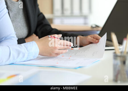 In der Nähe von zwei büroangestellte Hände sprechen über Dokumente auf einem Desktop Stockfoto