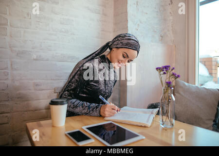 Muslimische Frau im Cafe arbeiten Stockfoto