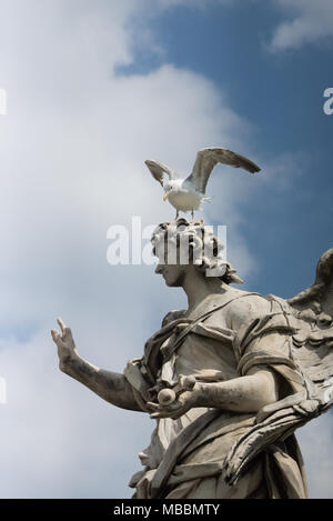 Der Vogel und das Denkmal Stockfoto