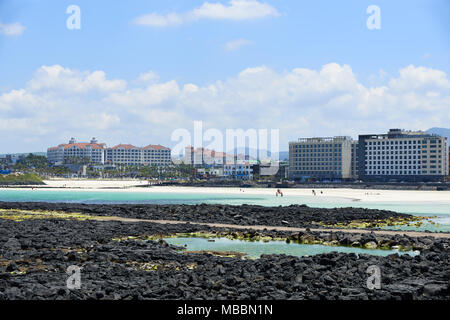 Jeju, Korea - 22. Mai 2017: Hamdeok Strand und Küste Landschaft in Jeju Island, Korea. Der Strand ist bekannt für seine sauberen und Smaragd - blaues Wasser und wh Stockfoto