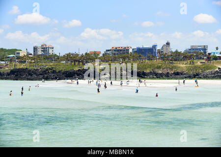 Jeju, Korea - 22. Mai 2017: Hamdeok Strand und Küste Landschaft in Jeju Island, Korea. Der Strand ist bekannt für seine sauberen und Smaragd - blaues Wasser und wh Stockfoto