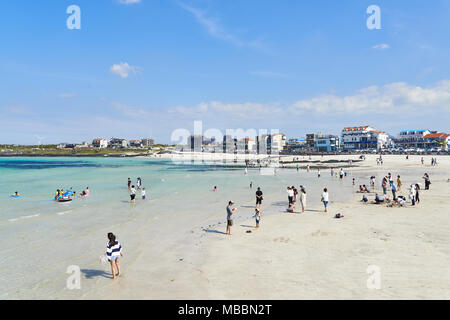 Jeju, Korea - 22. Mai 2017: Woljeongri Strand und Cafe Straße. Der Strand ist berühmt für sauberen und feinen weißen Sand. In den letzten Jahren, Beachfront Cafe stre Stockfoto