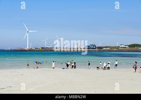 Jeju, Korea - 22. Mai 2017: Woljeongri Strand. Der Strand ist berühmt für sauberen und feinen weißen Sand. Außerdem Beachfront Cafe Straßen haben werden. Stockfoto