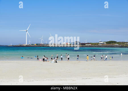 Jeju, Korea - 22. Mai 2017: Woljeongri Strand. Der Strand ist berühmt für sauberen und feinen weißen Sand. Außerdem Beachfront Cafe Straßen haben werden. Stockfoto