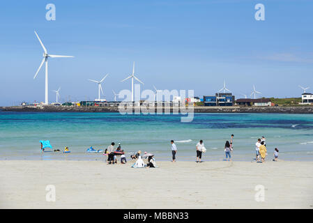 Jeju, Korea - 22. Mai 2017: Woljeongri Strand. Der Strand ist berühmt für sauberen und feinen weißen Sand. Außerdem Beachfront Cafe Straßen haben werden. Stockfoto