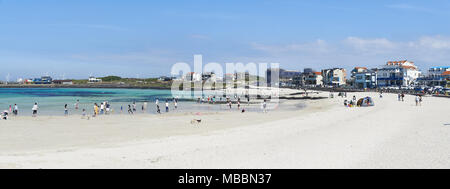 Jeju, Korea - 22. Mai 2017: Woljeongri Strand und Cafe Straße. Der Strand ist berühmt für sauberen und feinen weißen Sand. In den letzten Jahren, Beachfront Cafe stre Stockfoto