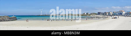 Jeju, Korea - 22. Mai 2017: Woljeongri Strand und Cafe Straße. Der Strand ist berühmt für sauberen und feinen weißen Sand. In den letzten Jahren, Beachfront Cafe stre Stockfoto