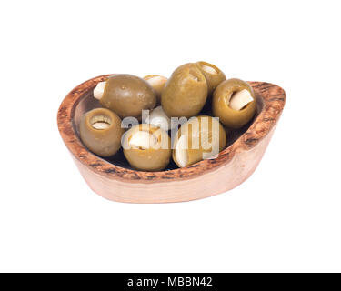 Grüne kolossale Oliven gefüllt mit Knoblauch Handschuhe Hand in Olivenholz Schüssel Stockfoto
