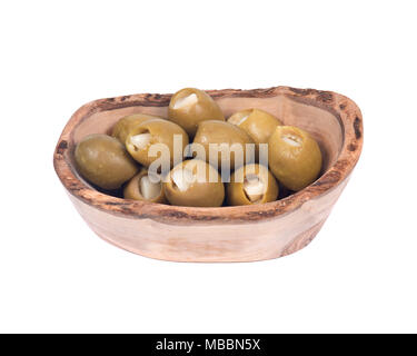 Grüne kolossale Oliven gefüllt mit Knoblauch Handschuhe Hand in Olivenholz Schüssel Stockfoto