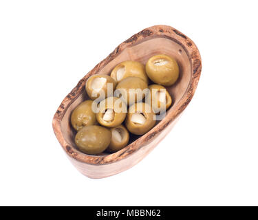 Grüne kolossale Oliven gefüllt mit Knoblauch Handschuhe Hand in Olivenholz Schüssel Stockfoto