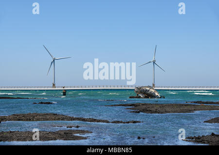 Jeju, Korea - 26. Mai 2017: Sinchang Windmill Farm, Küstenstraße mit Windkraftanlagen an Hangyeong-myeon. Es ist beliebt als treibende Kurs und Stockfoto