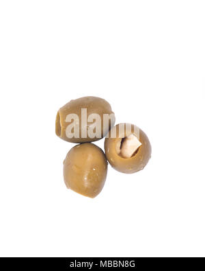 Grüne kolossale Oliven gefüllt mit Knoblauch Handschuhe hand auf weißem Hintergrund Stockfoto