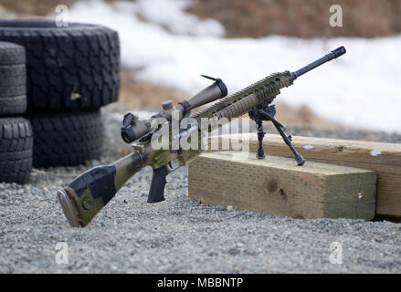Ein M110 Halbautomatische Sniper System sitzt auf der Schusslinie auf Statler Strecke am Joint Base Elmendorf-Richardson, Alaska, bevor Fallschirmjäger auf die 1. Staffel zugewiesen, 40th Cavalry Regiment (Airborne), 4 Infantry Brigade Combat Team (Airborne), 25 Infanterie Division, U.S. Army Alaska, Treffsicherheit Fähigkeiten verbessern, 6. April 2018. Hauptaufgabe ist ein Sniper ist diskriminierend, hoch präzise Gewehr Feuer gegen feindliche Ziele, die nicht von der regelmäßigen Rifleman aufgrund von Reichweite, Größe, Lage, flüchtige Natur, oder die Sicht zu liefern. (U.S. Air Force Foto/Justin Conna Stockfoto