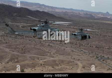 Us Marine Piloten und Flight Crew chiefs Verhalten und Landung aus Training mit UH-1Y Venom in Angriff Support Training zur Unterstützung der Waffen und Taktiken Tauchlehrer Kurs 2-18 an Yuma Proving Grounds, Yuma, Ariz., April 6. WTI ist ein sieben-wöchigen Schulungsveranstaltung durch Marine Aviation Waffen und Taktiken Squadron einen Kader, der operartional Integration der sechs Funktionen des Marine Corps Luftfahrt, bei der Unterstützung einer Marine Air Ground Task Force betont und bietet standardisierte Advanced Tactical Training und Zertifizierung der Ausbilder Qualifikationen Marine Aviation zu unterstützen gehostet Stockfoto