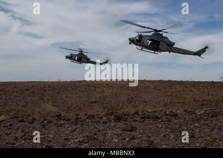 Us Marine Piloten und Flight Crew chiefs Verhalten und Landung aus Training mit UH-1Y Gifte in Angriff Support Training zur Unterstützung der Waffen und Taktiken Tauchlehrer Kurs 2-18 an Yuma Proving Grounds, Yuma, Ariz., April 6. WTI ist ein sieben-wöchigen Schulungsveranstaltung bewirtet durch Marine Aviation Waffen und Taktiken Squadron einen Kader, der operartional Integration der sechs Funktionen des Marine Corps Luftfahrt, bei der Unterstützung einer Marine Air Ground Task Force betont und bietet standardisierte Advanced Tactical Training und Zertifizierung der Ausbilder Qualifikationen Marine Aviatio zu unterstützen. Stockfoto