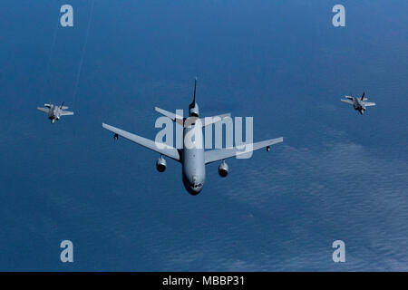 Us Air Force F-35 Lightening IIs mit der 419th Fighter Squadron fliegt neben einer KC-10 Extender der finden Bürger Flieger mit der 78Th Air Refuelling Squadron, 514Th Air Mobility Wing, über den Atlantischen Ozean, den 7. April 2018 mit Crew. Die 514Th ist ein Air Force Reserve Command (AFRC) am Joint Base Mc Guire-Dix - Lakehurst, N.J. entfernt Die 419Th ist ein afrc Einheit zu Hill Air Force Base in Utah zugeordnet. (U.S. Air Force Foto von Master Sgt. Mark C. Olsen) Stockfoto