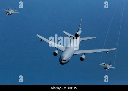 Ein US Air Force F-35 Lightening II mit der 419th Fighter Squadron zieht weg von einer KC-10 Extender der finden Bürger Flieger mit der 78Th Air Refuelling Squadron, 514Th Air Mobility Wing, bei einem gemeinsamen Training Mission über den Atlantik, 7. April 2018 mit Crew. Die 514Th ist ein Air Force Reserve Command (AFRC) am Joint Base Mc Guire-Dix - Lakehurst, N.J. entfernt Die 419Th ist ein afrc Einheit zu Hill Air Force Base in Utah zugeordnet. (U.S. Air Force Foto von Master Sgt. Mark C. Olsen) Stockfoto