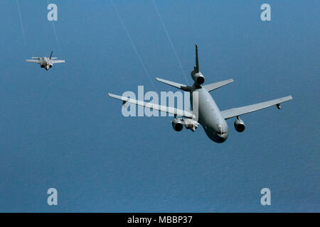 Ein US Air Force KC-10 Extender mit finden Bürger Flieger mit der 78Th Air Refuelling Squadron, 514Th Air Mobility Wing, betankt eine F-35 Lightening II mit der 419th Fighter Squadron bei einem gemeinsamen Training Mission über den Atlantik, 7. April 2018. Die 514Th ist ein Air Force Reserve Command (AFRC) am Joint Base Mc Guire-Dix - Lakehurst, N.J. entfernt Die 419Th ist ein afrc Einheit zu Hill Air Force Base in Utah zugeordnet. (U.S. Air Force Foto von Master Sgt. Mark C. Olsen) Stockfoto