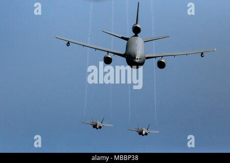 Us Air Force F-35 Lightening IIs mit der 419th Fighter Squadron fliegt neben einer KC-10 Extender der finden Bürger Flieger mit der 78Th Air Refuelling Squadron, 514Th Air Mobility Wing, über den Atlantischen Ozean, den 7. April 2018 mit Crew. Die 514Th ist ein Air Force Reserve Command (AFRC) am Joint Base Mc Guire-Dix - Lakehurst, N.J. entfernt Die 419Th ist ein afrc Einheit zu Hill Air Force Base in Utah zugeordnet. (U.S. Air Force Foto von Master Sgt. Mark C. Olsen) Stockfoto