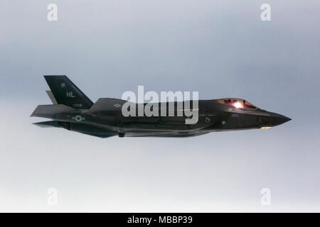 Ein US Air Force F-35 Lightening II mit der 419th Fighter Squadron fliegt neben einer KC-10 Extender der finden Bürger Flieger mit der 76Th Air Refuelling Squadron, 514Th Air Mobility Wing, über den Atlantischen Ozean, den 7. April 2018 mit Crew. Die 514Th ist ein Air Force Reserve Command (AFRC) am Joint Base Mc Guire-Dix - Lakehurst, N.J. entfernt Die 419Th ist ein afrc Einheit zu Hill Air Force Base in Utah zugeordnet. (U.S. Air Force Foto von Master Sgt. Mark C. Olsen) Stockfoto