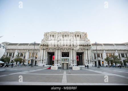 Mailand, Italien - 24. Oktober 2017: Bahnhof Milano Centrale an der Piazza Duca d'Aosta. Stockfoto