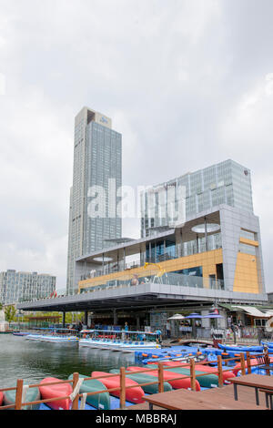 SongDo, Südkorea - 29. Juli 2014: Wasser spielen Dienstleistungen von Songdo Central Park Songdo im internationalen Geschäft Bezirk Stockfoto