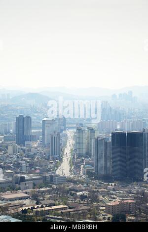 SEOUL, KOREA - April 04, 2014: Ansicht der Yongsan und Dongjak vom Namsan in Seoul Stockfoto