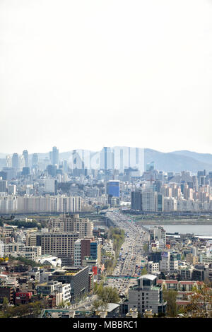 SEOUL, KOREA - April 04, 2014: Ansicht der Yongsan und Gangnam von Namsan in Seoul Stockfoto