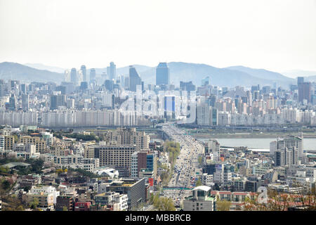 SEOUL, KOREA - April 04, 2014: Ansicht der Yongsan und Gangnam von Namsan in Seoul Stockfoto
