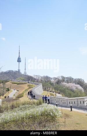 SEOUL, KOREA - April 04, 2014: Ausblick auf Namsan und N Tower in Seoul, Korea Stockfoto