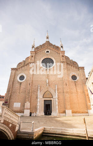 Fassade der Basilika di Santa Maria Gloriosa dei Frari. Kirche in Venedig, Italien. Stockfoto