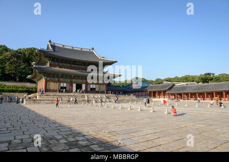 SEOUL, KOREA - September 20, 2014: Blick auf Injeongjeon in Changdeokgung Joseon Palace Stockfoto