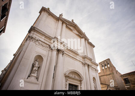 Fassade der Kirche San Toma in Venedig. Italien. Alte Gebäude. Stockfoto