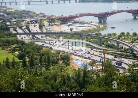 SEOUL, Südkorea - 30. AUGUST 2014: Gangbyeonbuk Expressway in Seoul in der Nähe des Flusses Han Stockfoto