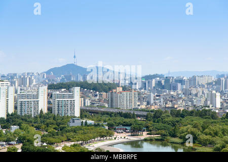 SEOUL, Südkorea - 30. AUGUST 2014: WM-Park und Blick auf mapo von Haneul Park in Seoul, Korea Stockfoto