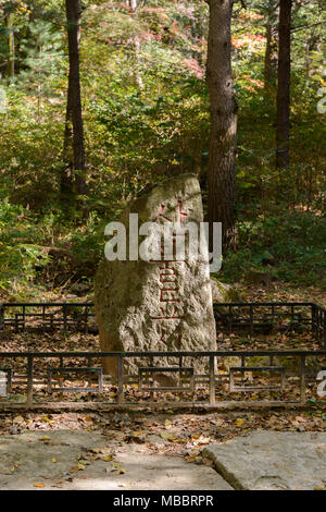 MUNGYEONG, KOREA - Oktober 14, 2014: Warnung Stein über Waldbrand in Mungyeongsaejae, einem Pass in der Joseon Dynastie. Stockfoto