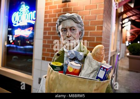 Die Tasche lady tragen Lebensmittel statue am Nationalen Hafen in Washington DC, USA Stockfoto