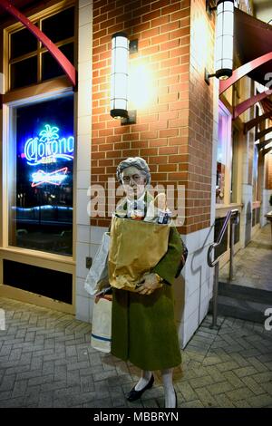 Die Tasche lady tragen Lebensmittel statue am Nationalen Hafen in Washington DC, USA Stockfoto