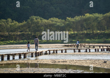 YEONGJU, KOREA - Oktober 15, 2014: Menschen auf eine einspurige Brücke in Museom Dorf anmelden. Museom ist berühmt für die einspurige Brücke in Korea. Stockfoto