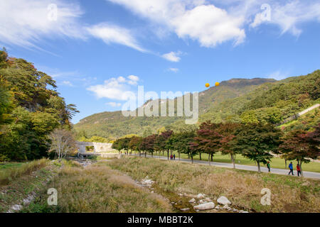 Mungyeong, Korea - Oktober 14, 2014: Das erste Tor des Mungyeongsaejae in Korea. Mungyoengsaesae war ein berühmter Berg in alten Zeiten. Stockfoto