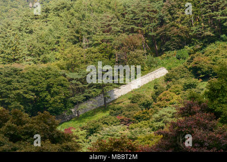 Mungyeong, Korea - Oktober 14, 2014: Die Mauer des Mungyeongsaejae Tor in Korea. Mungyoengsaesae war ein berühmter Berg in alten Zeiten. Stockfoto