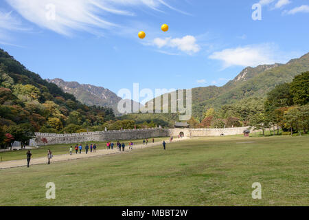 Mungyeong, Korea - Oktober 14, 2014: Das erste Tor des Mungyeongsaejae in Korea. Mungyoengsaesae war ein berühmter Berg in alten Zeiten. Stockfoto