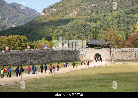 Mungyeong, Korea - Oktober 14, 2014: Das erste Tor des Mungyeongsaejae in Korea. Mungyoengsaesae war ein berühmter Berg in alten Zeiten. Stockfoto