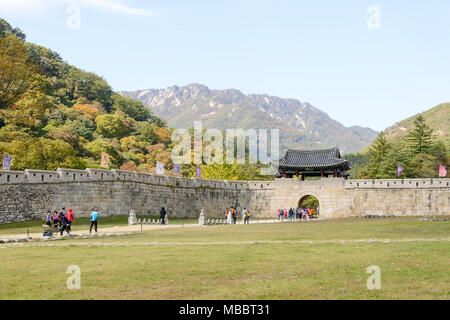 Mungyeong, Korea - Oktober 14, 2014: Das erste Tor des Mungyeongsaejae in Korea. Mungyoengsaesae war ein berühmter Berg in alten Zeiten. Stockfoto