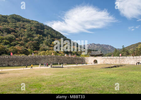 Mungyeong, Korea - Oktober 14, 2014: Das erste Tor des Mungyeongsaejae in Korea. Mungyoengsaesae war ein berühmter Berg in alten Zeiten. Stockfoto