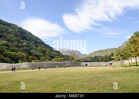 Mungyeong, Korea - Oktober 14, 2014: Das erste Tor des Mungyeongsaejae in Korea. Mungyoengsaesae war ein berühmter Berg in alten Zeiten. Stockfoto