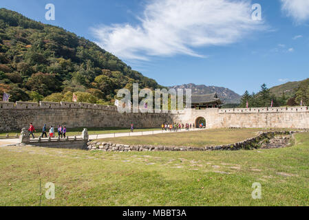 Mungyeong, Korea - Oktober 14, 2014: Das erste Tor des Mungyeongsaejae in Korea. Mungyoengsaesae war ein berühmter Berg in alten Zeiten. Stockfoto