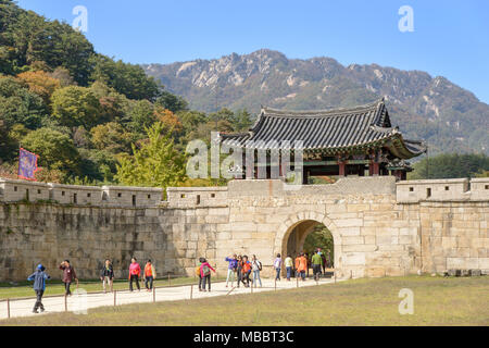 Mungyeong, Korea - Oktober 14, 2014: Das erste Tor des Mungyeongsaejae in Korea. Mungyoengsaesae war ein berühmter Berg in alten Zeiten. Stockfoto