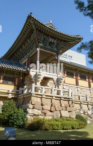 GYEONGJU, KOREA - Oktober 19, 2014: beomyeongnu ist ein Pavillon für den Dharma Drum bei Bulguksa Tempel, in der Silla Zeit gebaut. Stockfoto