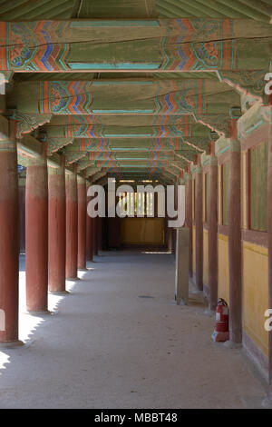 GYEONGJU, KOREA - Oktober 19, 2014: Flur am Bulguksa Tempel, in der Silla Zeit gebaut. Stockfoto